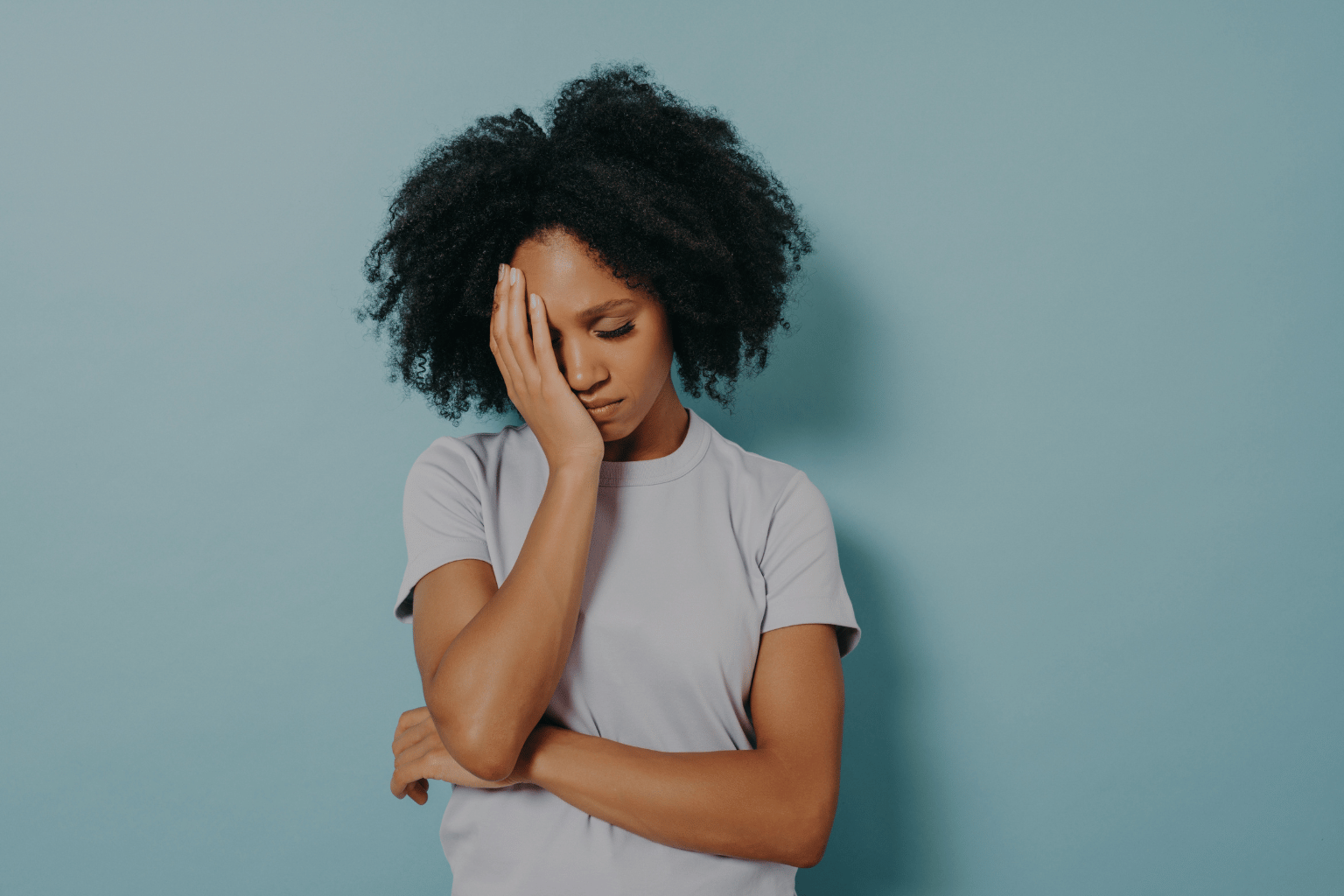 Femme stressée fond bleu.png